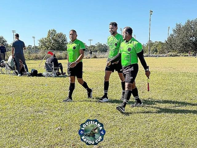 Árbitros en la cancha en la Louisiana Bayou Cup