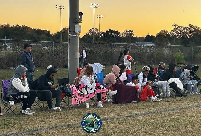 Afición al atardecer en la Louisiana Bayou Cup